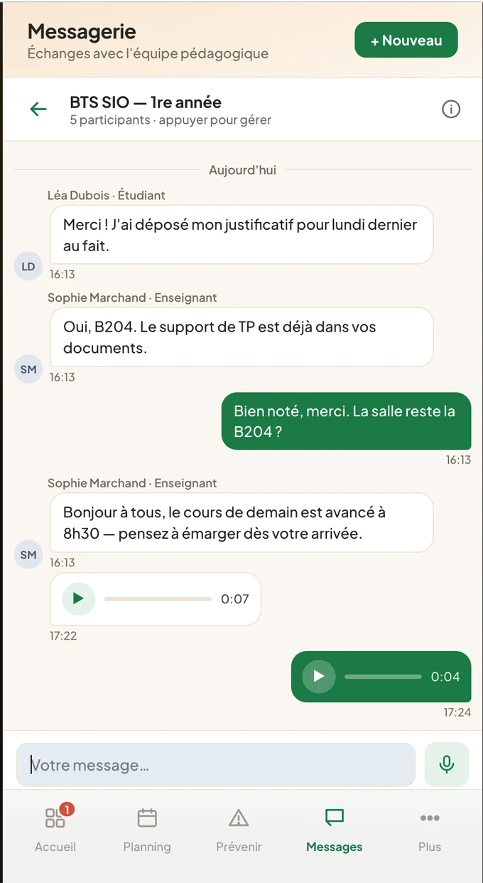 Application ScolaSign — messagerie interne : fil de discussion de classe avec messages texte et messages vocaux (lecteur et durée)