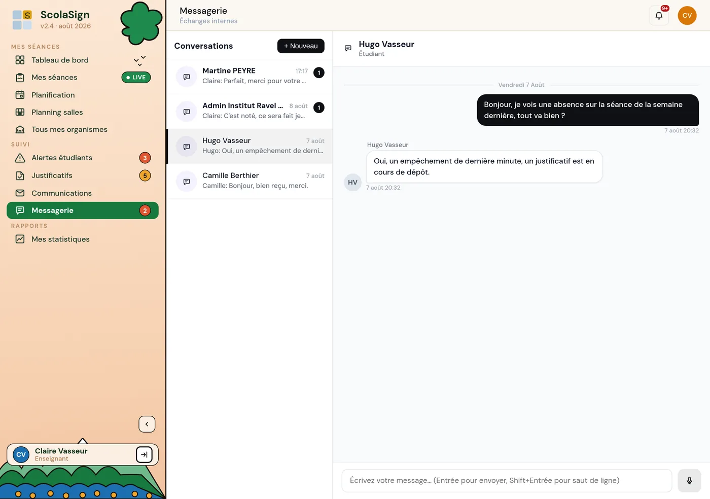 écran Messagerie avec une conversation ouverte et le bouton d'enregistrement d'un message vocal.