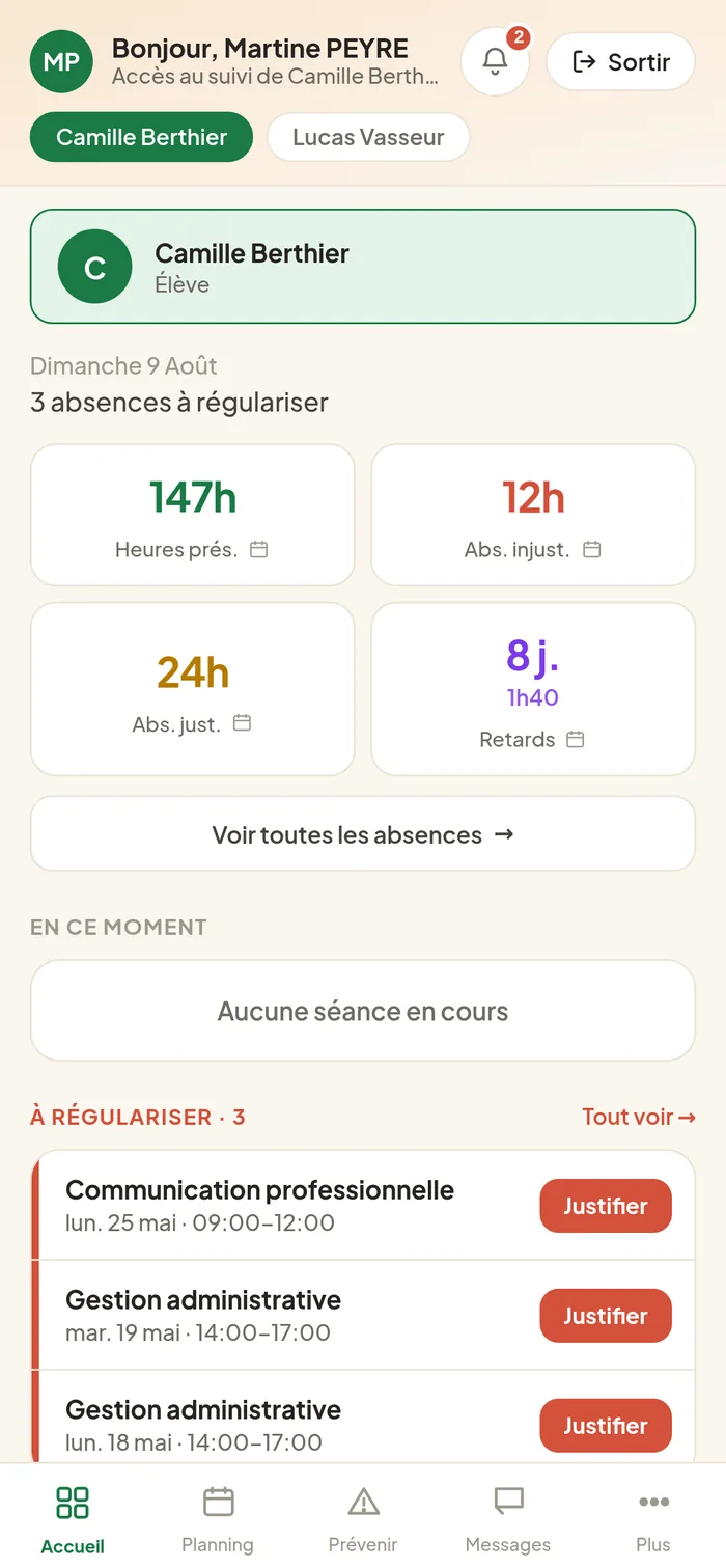 onglet Accueil du Responsable légal, montrant la carte d'identité de l'apprenant, les quatre indicateurs d'assiduité, la section «&nbsp;En ce moment&nbsp;» et la section «&nbsp;À régulariser&nbsp;» avec ses boutons Justifier.