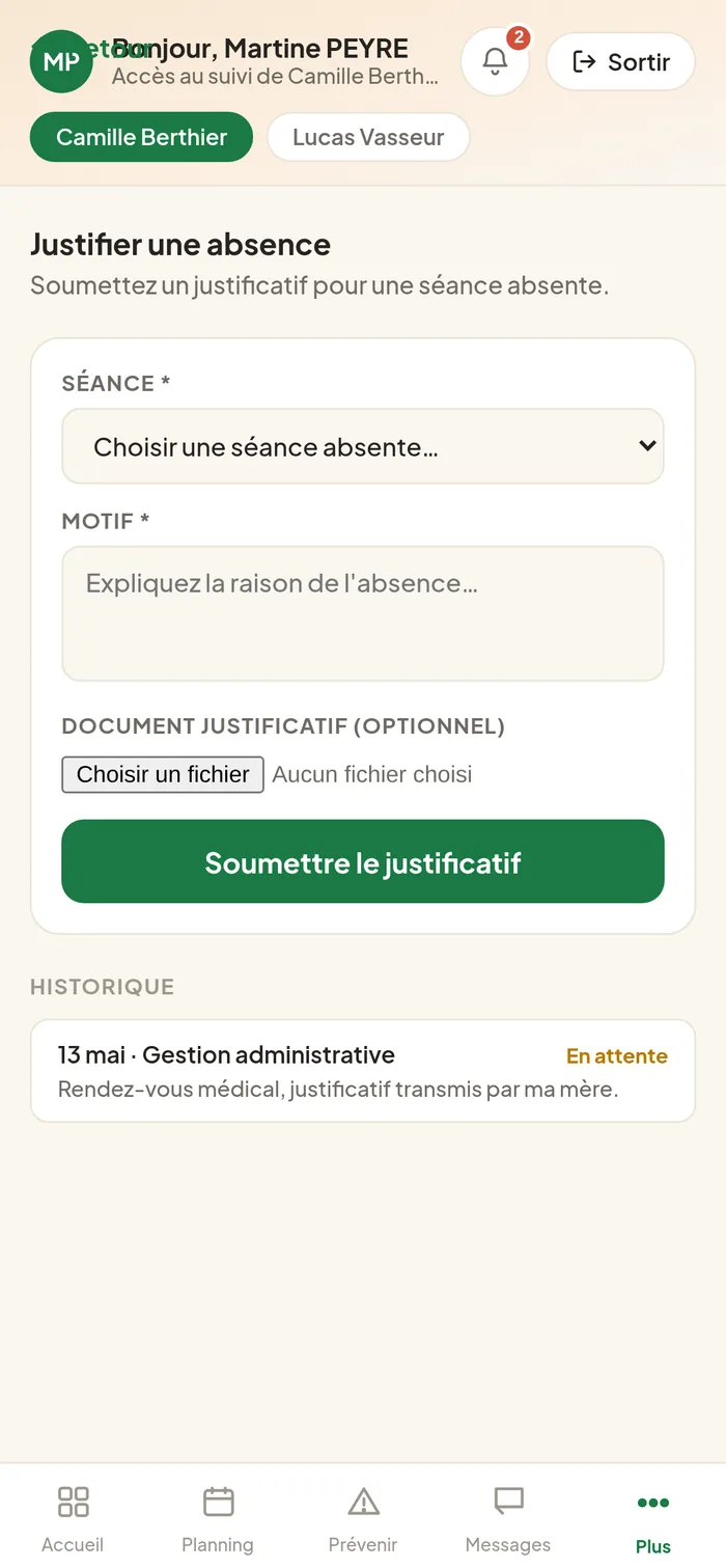 écran «&nbsp;Justifier une absence&nbsp;» avec la liste déroulante des séances absentes, le champ Motif, le sélecteur de document et, en dessous, l'historique des justificatifs avec leurs statuts.